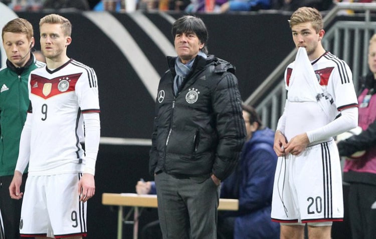 Bundestrainer Joachim Loew (Mitte) bei der Einwechselung von Andre Schuerrle (L) und Christoph Kramer beim Testspiel Deutschland gegen Australien in Kaiserslautern, AFP PHOTO / DANIEL ROLAND