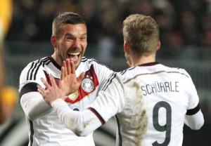 Lukas Podolski (L) bejubelt sein Tor zum 2:2 mit Andre Schuerrle gegen Australien in Kaiserslautern, am 25.März 2015. AFP PHOTO / DANIEL ROLAND