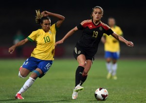 Brasilien-Star Marta Silva (L) gegen die Deutsche Fatmire Alushi beim Algarve Cup (AFP PHOTO/ FRANCISCO LEONG)