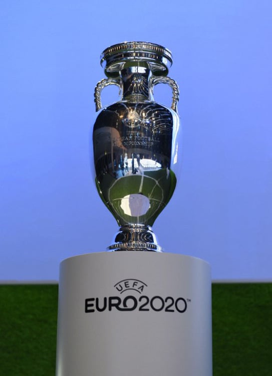 Der Pokal der Fußballeuropameisterschaft bei der Abstimmung zur Endrunde der EM 2020 in ganz Europa (Foto AFP)