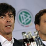 Bundestrainer Joachim Löw (L) zusammen mit Teammanager Oliver Bierhoff (AFP PHOTO / DANIEL ROLAND)
