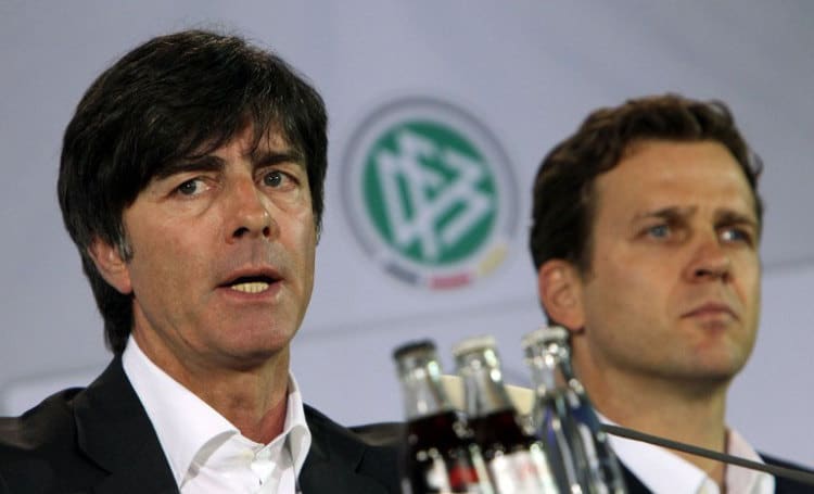Bundestrainer Joachim Löw (L) zusammen mit Teammanager Oliver Bierhoff (AFP PHOTO / DANIEL ROLAND)