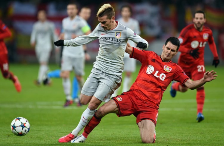 Fussball heute: LEVERKUSEN-ATLETICO Madrid: der Franzose Antoine Griezmann und Leverkusen's Bosnier Emir Spahic (Foto AFP)