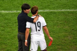 Löw mit dem späterem Torschützen Mario Götze im WM-Finale 2014 (Foto AFP)