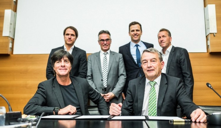Joachim Löw (L) und Wolfgang Niersbach (R), zusammen mit Thomas Schneider, Helmut Sandrock, Oliver Bierhoff and Andreas Köpke nach der Vertragsverlängerung Löws im März 2015.  (AFP PHOTO / POOL / SIMON HOFMANN)
