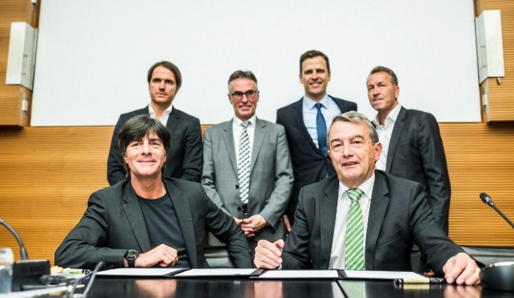 Joachim Loew (L) und Wolfgang Niersbach (R), zusammen mit Thomas Schneider, Helmut Sandrock, Oliver Bierhoff und Andreas Koepke bei der Vertragsunterschrift Löws bis zur WM 2018 (AFP PHOTO / POOL / SIMON HOFMANN)