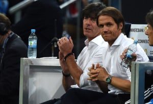 Bundestrainer Joachim Loew (L) und sein Assistenztrainer Thomas Schneider (AFP PHOTO / PATRIK STOLLARZ)