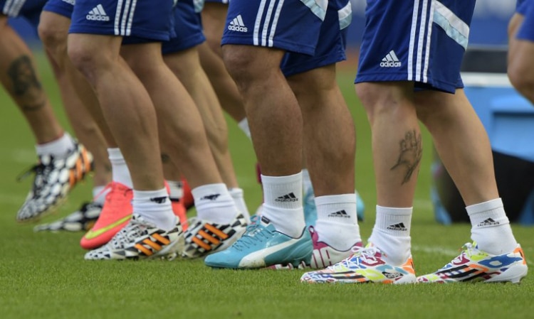 Fussballschuhe von Argentinien - Lionel Messi rechts: Zum 27.Geburtstag des Weltstars beim WM-Spiel gegen Nigeria am 24.Juni 2014 trägt er extra angefertigte Fussballschuhe. (Foto AFP)