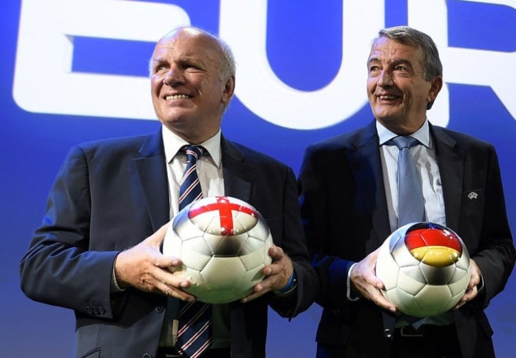 Englands Fußballchef Greg Dyke (L) mit dem DFB-Präsident Wolfgang Niersbach bei der Verkündung der Austragungsorte der EURO 2020 ( AFP PHOTO / FABRICE COFFRINI)