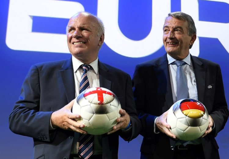 DFB-Präsident Wolfgang Niersbach tritt zurück. Hier im Bild mit Englands Fußballchef Greg Dyke (L) bei der Verkündung der Austragungsorte der EURO 2020 ( AFP PHOTO / FABRICE COFFRINI)