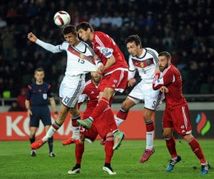 Thomas Müller und Mats Hummels im Luftkampf beim Länderspiel Deutschland - Georgien (Foto AFP)