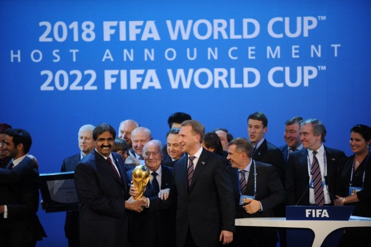 Emir des Staates Katar Scheich Hamad bin Khalifa Al-Thani (L), Fifa-Präsident Joseph Blatter (C) und Russlands stellvertretender Ministerpräsident Igor Schuwalow bei der Ernennung von Russland und Katar zu den Weltmeisterschaften 2018 und 2022 am 2. Dezember 2010 im FIFA-Hauptquartier in Zürich.<br /> (AFP PHOTO / PHILIPPE DESMAZES)