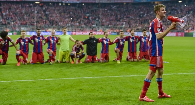 Bayern Münchens Spieler feiern nach dem  UEFA Champions League 6:1 der Bayern gegen den FC Porto am 21.April  2015. AFP PHOTO / GUENTER SCHIFFMANN