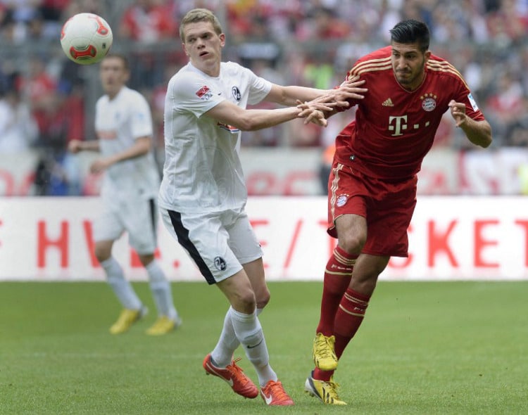 Emre Can (R) im Bayern-Trikot gegen Freiburg's Matthias Ginter am 27. April 2013 in der Bundesliga. AFP PHOTO / CHRISTOF STACHE