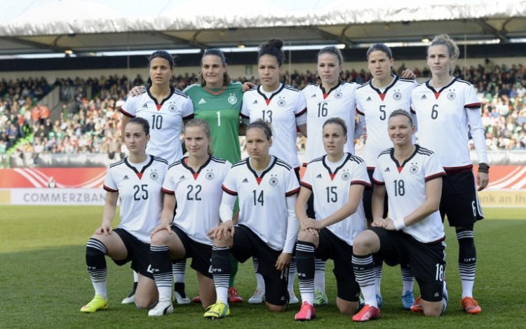 Die deutsche Frauen Fußballnationalmannschaft beim Freundschaftsspiel Deutschland gegen Brasilien am 8.April 2015 in Fürth: vordere Reihe von links aus: Mittelfeldspielerin Sara Daebritz, Abwehrspielerin Tabea Kemme, Abwehrspielerin Babett Peter, Abwehrspielerin Jennifer Cramer, Stürmerin Alexandra Popp. Hintere Reihe voin links nach rechts: Mittelfeldspielerin Dzsenifer Marozsan, Torfrau Nadine Angerer,Stürmerin Celia Sasic, Mittelfeldspielerin Melanie Leupolz, Abwehrspielerin Annike Krahn und MittelfeldspielerinSimone Laudehr ( AFP PHOTO / CHRISTOF STACHE )