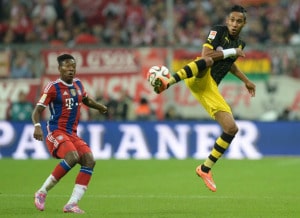 Bayern Münchens David Alaba (L) und Dortmund's GPierre-Emerick Aubameyang (R) im Kampf um den Ball beim Hinspiel FC Bayern München gegen Borussia Dortmund in München am 1.November 2014. Bayern München gewinnt mit 2:1. AFP PHOTO / CHRISTOF STACHE