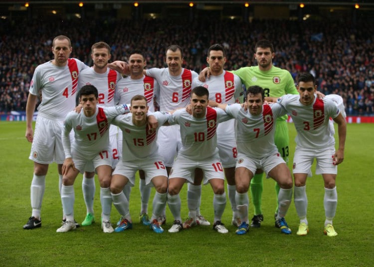 Die Fußballnationalmannschaft von Gibraltar (hinten Links nach rechts) David Artell, Scott Wiseman, Ryan Casciaro, Kapitän Roy Chipolina, Aaron Payas und Torwart Jamie Robba, (vorne von Links nach rechts) Anthony Bardon, Adam Priestley,Liam Walker, Lee Casciaro, Joseph Chipolina vor dem Länderspiel gegen Schottland in Glasgow am29.März 2015. AFP PHOTO / IAN MACNICOL