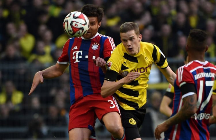 Dortmund's Matthias Ginter und Bayerns Xabi Alonso (L)  beim Bundesliga match Borussia Dortmund gegen FC Bayern München in Dortmundam 4.April 4 2015.  AFP PHOTO /  PATRIK STOLLARZ