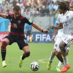 US Spieler Jermaine Jones (R) und Mario Goetze beim Gruppe G Spiel in Recifeam 26. Juni 2014. AFP PHOTO / NELSON ALMEIDA