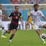 US Spieler Kyle Beckerman (R) und Philipp Lahm (C) beim WM-Vorrundenspiel in der Pernambuco Arena in Recifeam 26.Juni 2014. AFP PHOTO / NELSON ALMEIDA