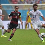 US Spieler Kyle Beckerman (R) und Philipp Lahm (C) beim WM-Vorrundenspiel in der Pernambuco Arena in Recifeam 26.Juni 2014. AFP PHOTO / NELSON ALMEIDA