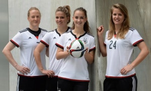 Die DFB-Frauen im neuen DFB-Trikot 2015: Melanie Behringer, Melanie Leupolz, Sara Daebritz und Lena Petermann bei der Präsentation von adidas ( AFP PHOTO / CHRISTOF STACHE )