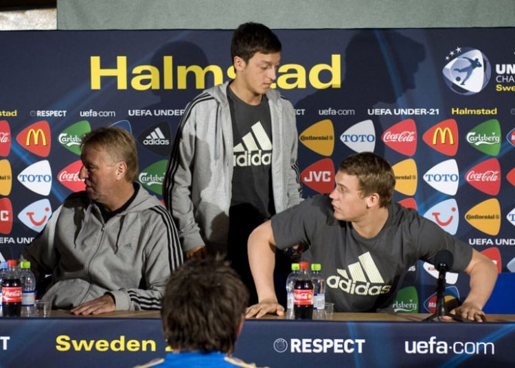 U21 Europameisterschaft 2009: Bundestrainer Horst Hrubesch (L) Mesut Ozil (C) und Manuel Neuer (AFP PHOTO/SCANPIX SWEDEN/Bjorn Lindgren)