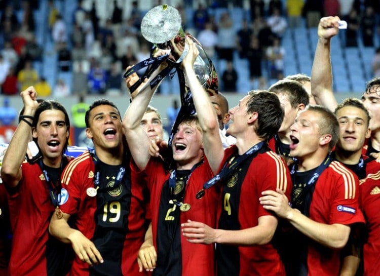 Deutschlands Nationalspieler feiern den Gewinn der EM 2009 der U21 gegen England. Deutschland gewinnt 4:0 - Im Bild zu sehen u.a. Sami Khedira und Benedikt Höwedes (AFP PHOTO/SCANPIX/Pontus Lundahl)