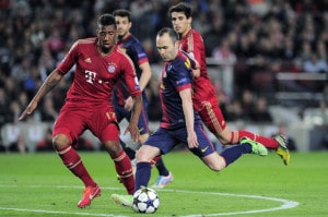 Barcelona's Andres Iniesta (R) im Kampf mit Bayern Münchens Abwehrspieler Jerome Boateng im Camp Nou Stadion in Barcelona am 1.Mai 2013. AFP PHOTO / JOSEP LAGO