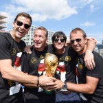 Teammanager Oliver Bierhoff, Torwarttrainer Andreas Koepke, Bundestrainer Joachim Loew und AssistenztrainerHansi Flick feiern am 15.Juli 2014 den WM-Titel in Berlin am Brandenburger Tor. AFP PHOTO / POOL/ MARKUS GILLIAR