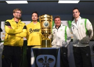 Jürgen Klopp (L-R), Dortmund's Kapitän Mats Hummels, VfL Wolfsburg Trainer Dieter Hecking, und Wolfsburg's Kapitän Diego Benaglio vor dem DFB Cup Finale 2015 in Berlin AFP PHOTO / TOBIAS SCHWARZ