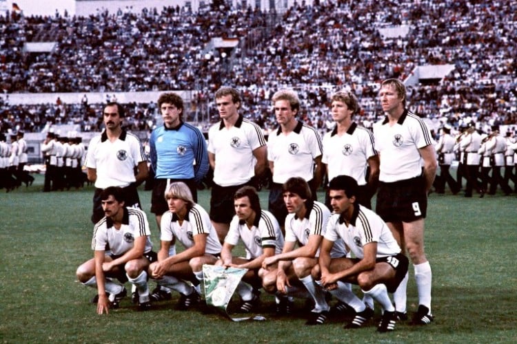 Die deutschen Fußballnationalspieler posieren vor dem Beginn des Endspiels um die Fußball-Europameisterschaft gegen Belgien am 22. Juni 1980 in Rom (oben, von links: Ulrich Stielike, Harald Schumacher, Hans-Peter Briegel, Karl-Heinz Rummenigge, Karl-Heinz Förster, Horst Hrubesch; unten, von links: Klaus Allofs, Bernd Schuster, Bernard Dietz, Manfred Kaltz, Hansi Müller)