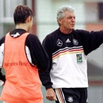 Bundestrainer Erich Ribbeck 1999 in Mexiko beim Confed Cup (AFP PHOTO/ Jorge SILVA)