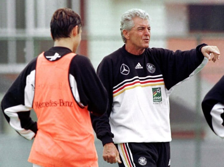 Bundestrainer Erich Ribbeck 1999 in Mexiko beim Confed Cup (AFP PHOTO/ Jorge SILVA)