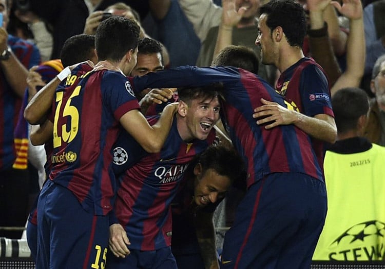 Pressestimmen: Lionel Messi (C) feiert mit seinen Kollegen das 3:0 gegen den FC Bayern München im CL-Halbfinale in Barcelona am 06.05.2015  AFP PHOTO/ LLUIS GENE