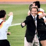 Bundestrainer Franz Beckenbauer (C) feiert das 1:0 gegen Argentinen im WM Finale am 8.Juli 1990 in Rom. AFP PHOTO