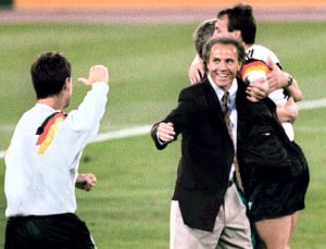 Bundestrainer Franz Beckenbauer (C) feiert das 1:0 gegen Argentinen im WM Finale am 8.Juli 1990 in Rom. AFP PHOTO