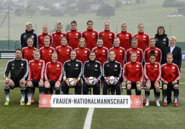 Die deutsche Frauen-Fußballnationalmannschaft zur WM 2015 (von links nach rechts) 3.Reihe: Bundestrainerin Silvia Neid, Leonie Maier, Anja Mittag, Lena Lotzen, Dzsenifer Marozsan, Pauline Bremer, Jennifer Cramer, Tabea Kemme and Ulrike Ballweg. Mittlere Reihe: Sara Daebritz, Simone Laudehr, Annike Krahn, Saskia Bartusiak, Josephine Henning, Alexandra Popp, Melanie Leupolz, Lena Goessling und Doris Fitschen. Vorderste Reihe: Michael Fuchs, Lena Petermann, Melanie Behringer, Almuth Schult, Nadine Angerer, Laura Benkarth, Bianca Schmidt, Celia Sasic und Babett Peter. AFP PHOTO / FABRICE COFFRINI