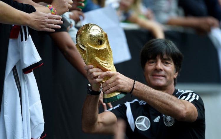 Bundestrainer Joachim Löw mit dem Weltmeisterpokal 2014. AFP PHOTO / PATRIK STOLLARZ