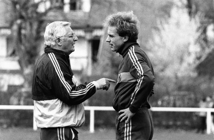 (FILES) Dateifoto vom 18. April 1984: Der deutsche Fußballtrainer Josef "Jupp" Derwall (L) spricht mit dem deutschen Spieler Karl-Heinz "Kalle" Rummenigge während einer Trainingseinheit in Straßburg. Derwall war zwischen 1978 und 1984 Trainer der westdeutschen Fußballnationalmannschaft, mit der er 1980 die Fußball-Europameisterschaft gewann und 1982 das Finale der Fußball-Weltmeisterschaft erreichte. Josef "Jupp" Derwall starb am 26. Juni 2007 im Alter von 80 Jahren, teilte der Deutsche Fußball-Bund mit. AFP PHOTO / JACQUES WITT