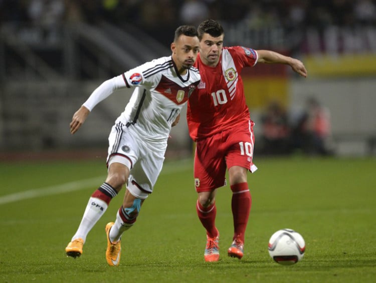 Karim Bellarab (L) und Gibraltar's Mittelfeldspieler Liam Walker (R) beim EM-Quali-Spiel in Nürnberg am 14.November 2014. AFP PHOTO / CHRISTOF STACHE