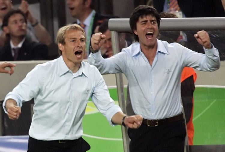 Jürgen Klinsmann (L) und der damalige Assistant coach Joachim Löw (R) zusammen bei der WM 2006 in Deutschland. AFP PHOTO / MICHAEL URBAN
