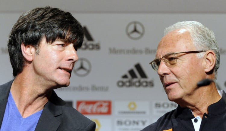 Franz Beckenbauer (R) und Bundestrainer Joachim Loew zusammen vor der Fußball WM 2010 in Südafrika AFP PHOTO / JOHN MACDOUGALL