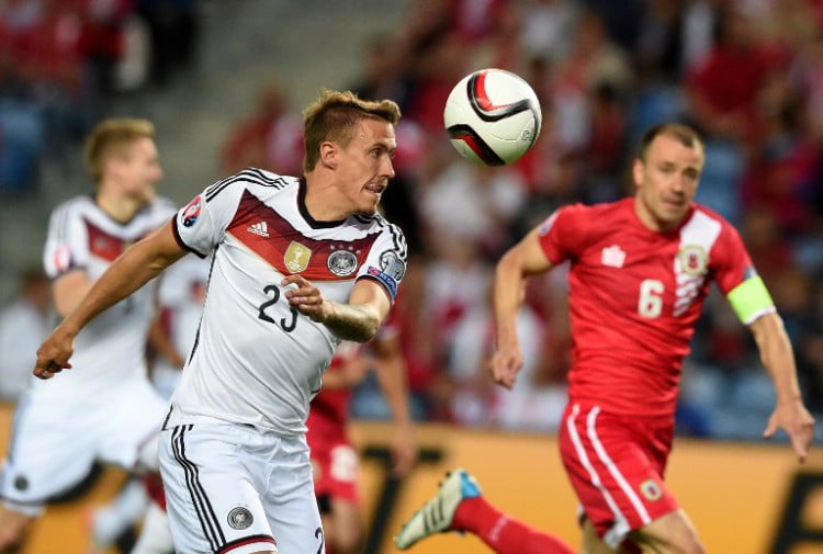 Max Kruse beim Kampf um den Ball mit Gibraltar's Abwehrspieler Roy Chipolina (R)am 13.Juni 2015. AFP PHOTO/ FRANCISCO LEONG