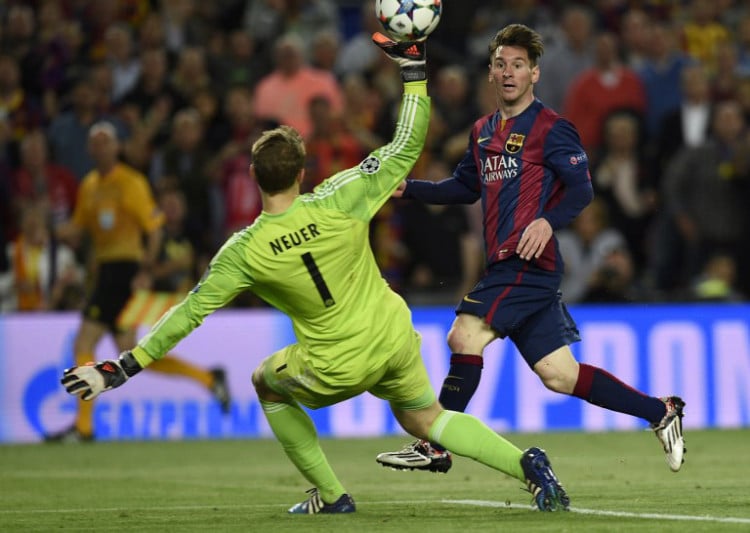 Barcelona's Lionel Messi (R) erzielt 2 Tore beim CL-Halbfinale des FC Barcelona gegen den FC Bayern Muenchen im Camp Nou stadium in Barcelona on May 6, 2015. AFP PHOTO/ LLUIS GENE