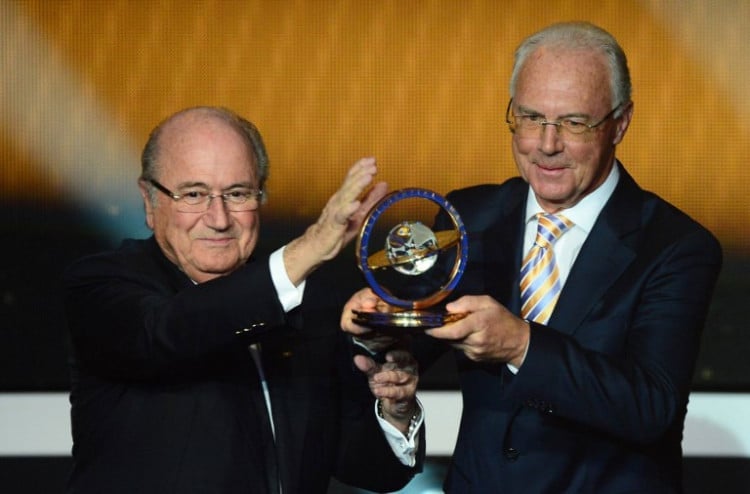 Franz Beckenbauer (R) erhält den Presidential award von FIFA Präsident Joseph Blatter beim FIFA Ballon d'Or 2013. AFP PHOTO / OLIVIER MORIN