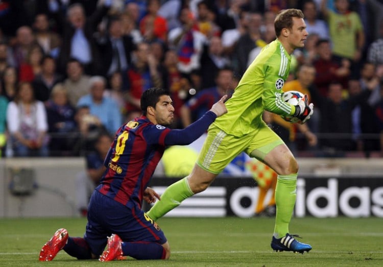 Barcelona's Luis Suarez (L) gestikuliert auf Foul von Manuel Neuer  AFP PHOTO/ QUIQUE GARCIA