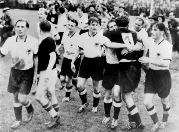 Der ungarische Stürmer Ferenc Puskas (2.v.l., dunkles Trikot) gratuliert den deutschen Spielern nach dem Sieg über Ungarn (3:2) im WM-Finale, 04. Juli 1954 in Bern. Der ungarische Stürmer Ferenc Puskas (2.v.l., dunkles Trikot) gratuliert den deutschen Spielern nach dem Sieg über Ungarn (3:2) im WM-Finale, 04. Juli 1954 in Bern. AFP PHOTO/INTERCONTINENTAL