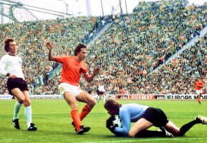 Der westdeutsche Torwart Sepp Maier fängt den Ball vor dem niederländischen Stürmer Johan Cruyff, während Verteidiger Franz Beckenbauer (L) zuschaut, 07. Juli 1974 in München, während des Endspiels der Fußballweltmeisterschaft. Gastgeber Westdeutschland besiegt die Niederlande mit 2:1 und holt sich damit seinen zweiten WM-Titel, zwanzig Jahre nach dem ersten Sieg über Ungarn (3:2), 04. Juli 1954 in Bern. AFP-FOTO
