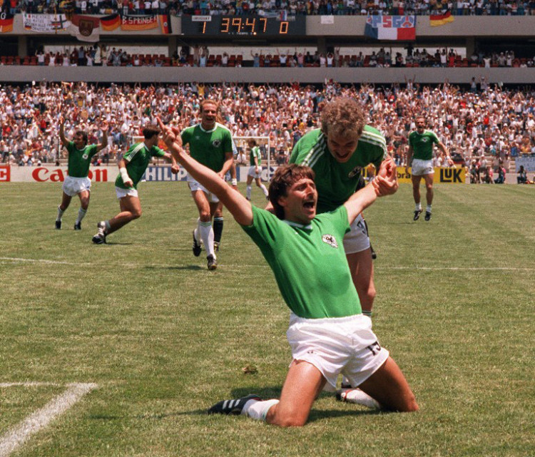 Nationalspieler Klaus Allofs feiert sein Tor gegen Uruguay, Rudi Völler gratuliert ihm am 4.Juni 1986 bei der WM 1986 gegen Uruguay.(Foto AFP)
